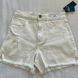 White Hollister Curvy Ultra High-Rise Mom Short 3”!! 🤍